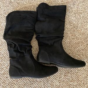 Velvet black boots